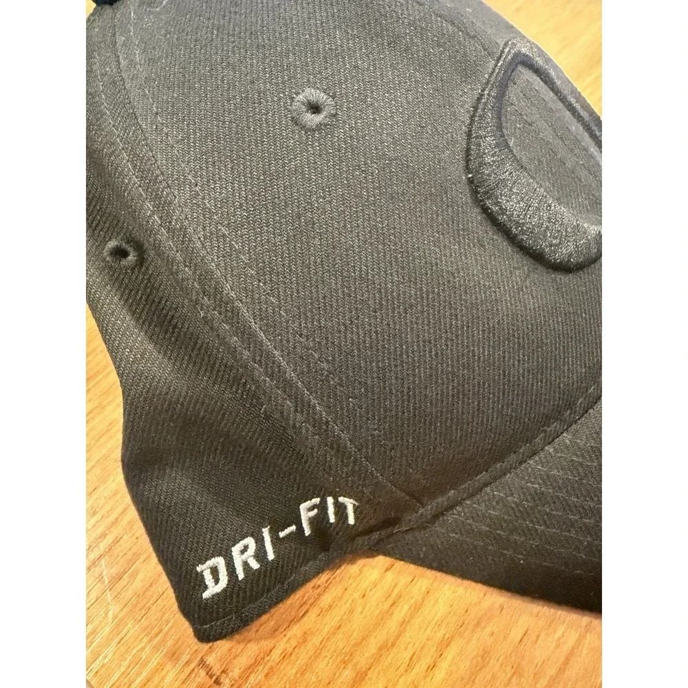 Nike Oregon Ducks Triple Black Dri-Fit Swoosh Flex Hat Cap Mens OSFM Legacy91